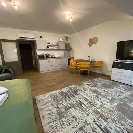 Romanticke V Podkrovi Na Velkem Namesti, Wi-fi, Netflix Apartment
