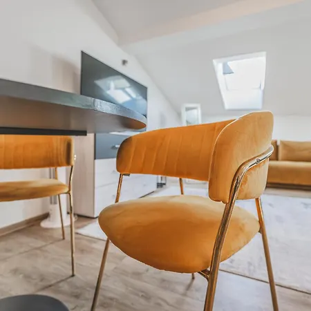 Romanticke V Podkrovi Na Velkem Namesti, Wi-fi Apartament Hradec Králové