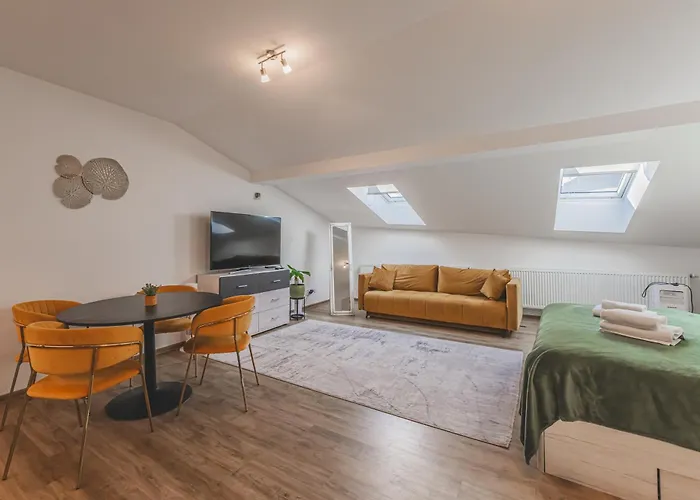 Romanticke V Podkrovi Na Velkem Namesti, Wi-fi Apartment