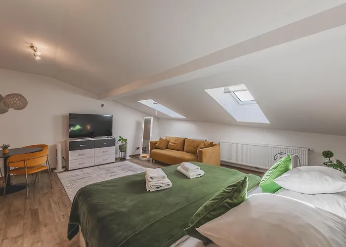 Apartment Romanticke V Podkrovi Na Velkem Namesti, Wi-fi Hradec Kralove